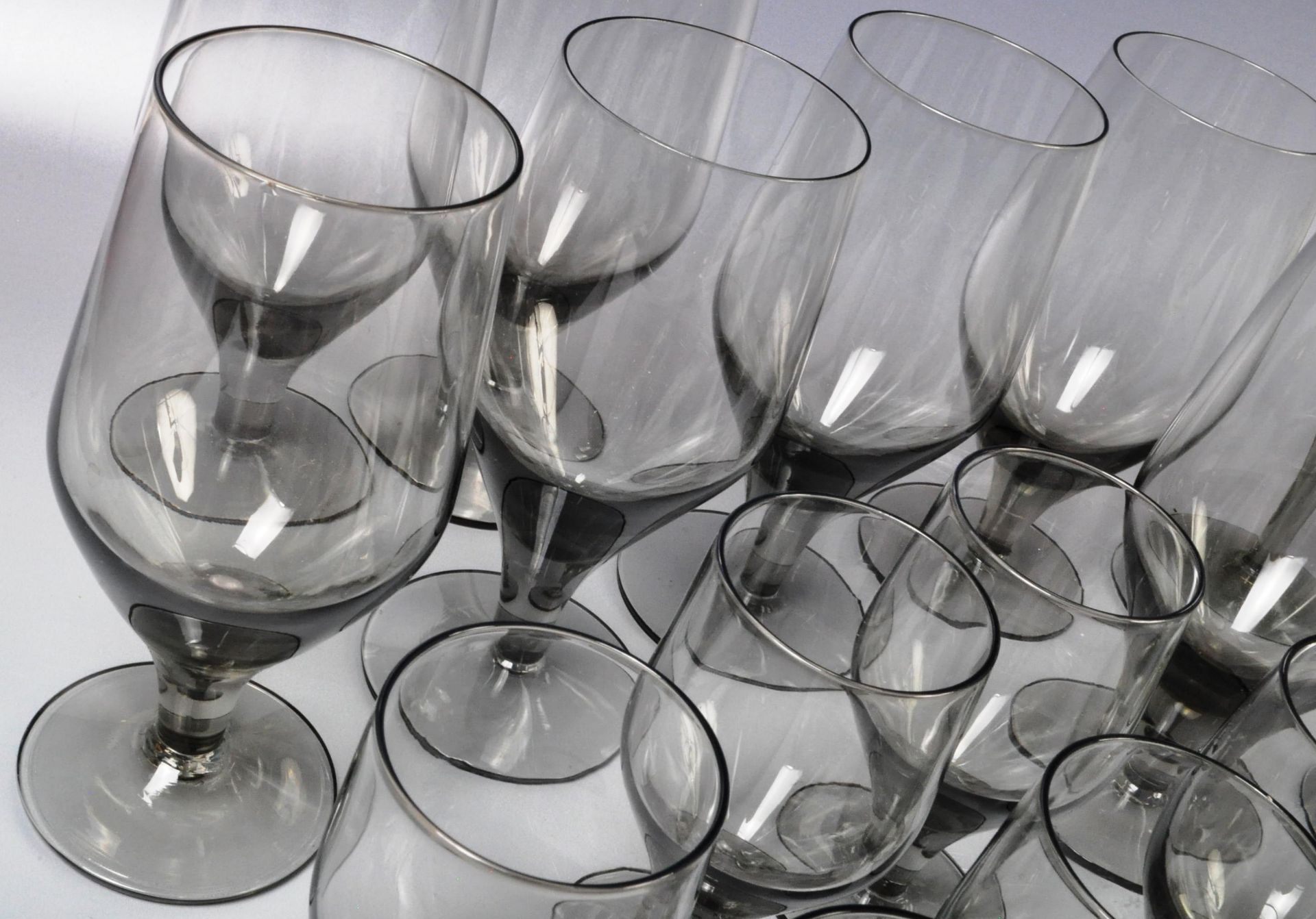 OFFEFORS - COLLECTION OF SMOKEY GLASS DRINKING GLASSES - Bild 4 aus 7