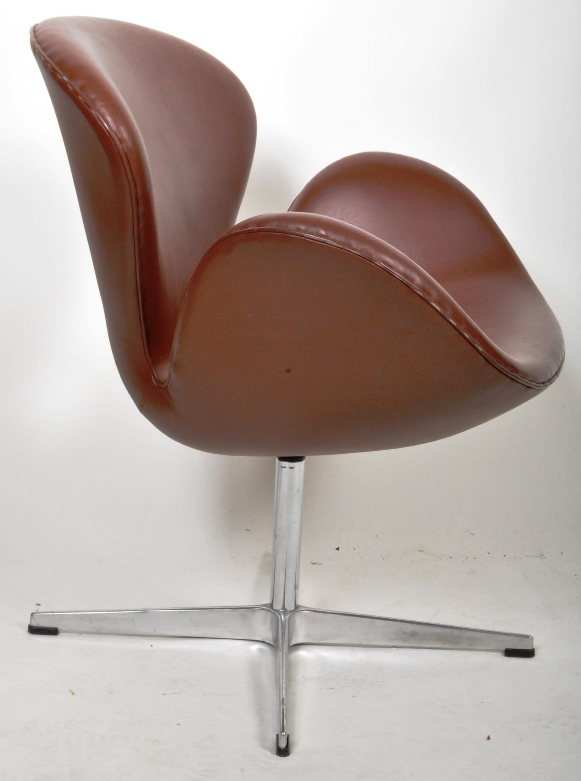 MANNER OF ARNE JACOBSEN - SWAN DESIGN SWIVEL CHAIR - Image 5 of 6