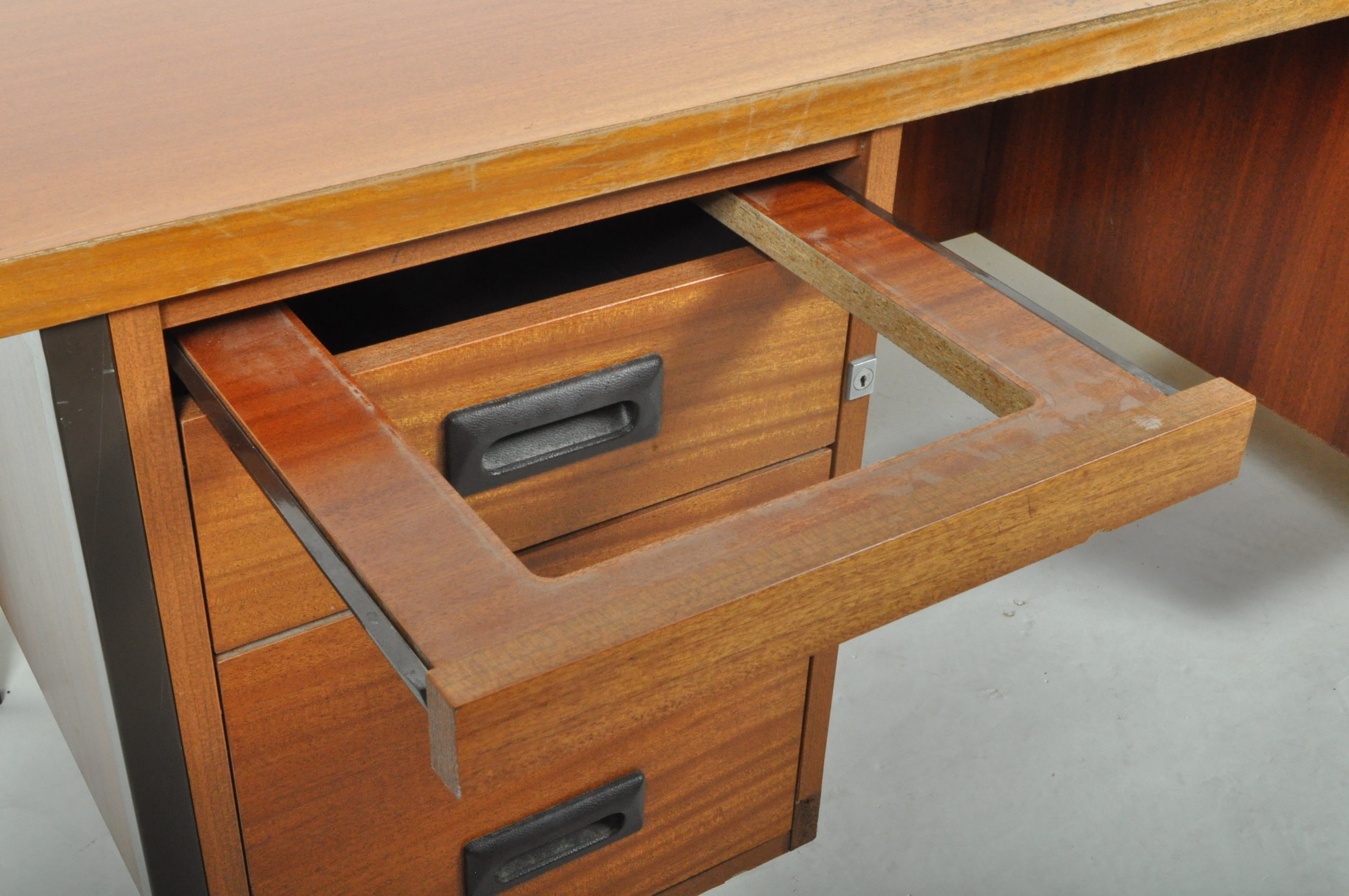 20TH CENTURY 1970'S RETRO TEAK TWIN PEDESTAL OFFICE DESK - Image 3 of 6