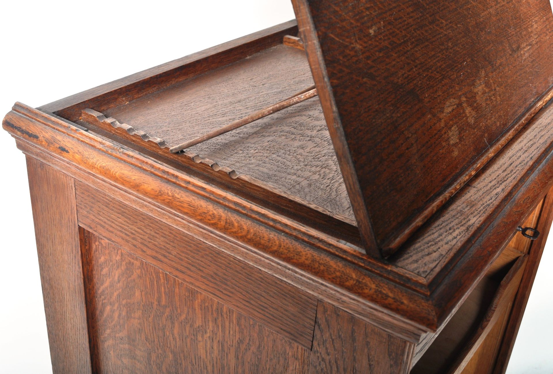 EARLY 20TH CENTURY VINTAGE OAK TAMBOUR FRONTED CABINET - Image 5 of 7