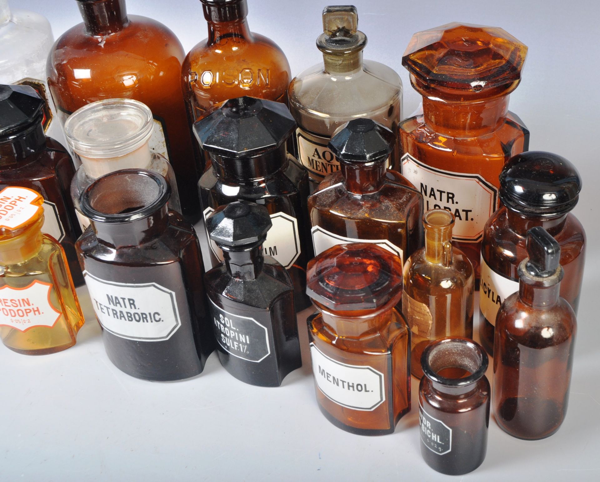 COLLECTION OF 19TH CENTURY AND LATER APOTHECARY BOTTLES / JARS - Image 4 of 5