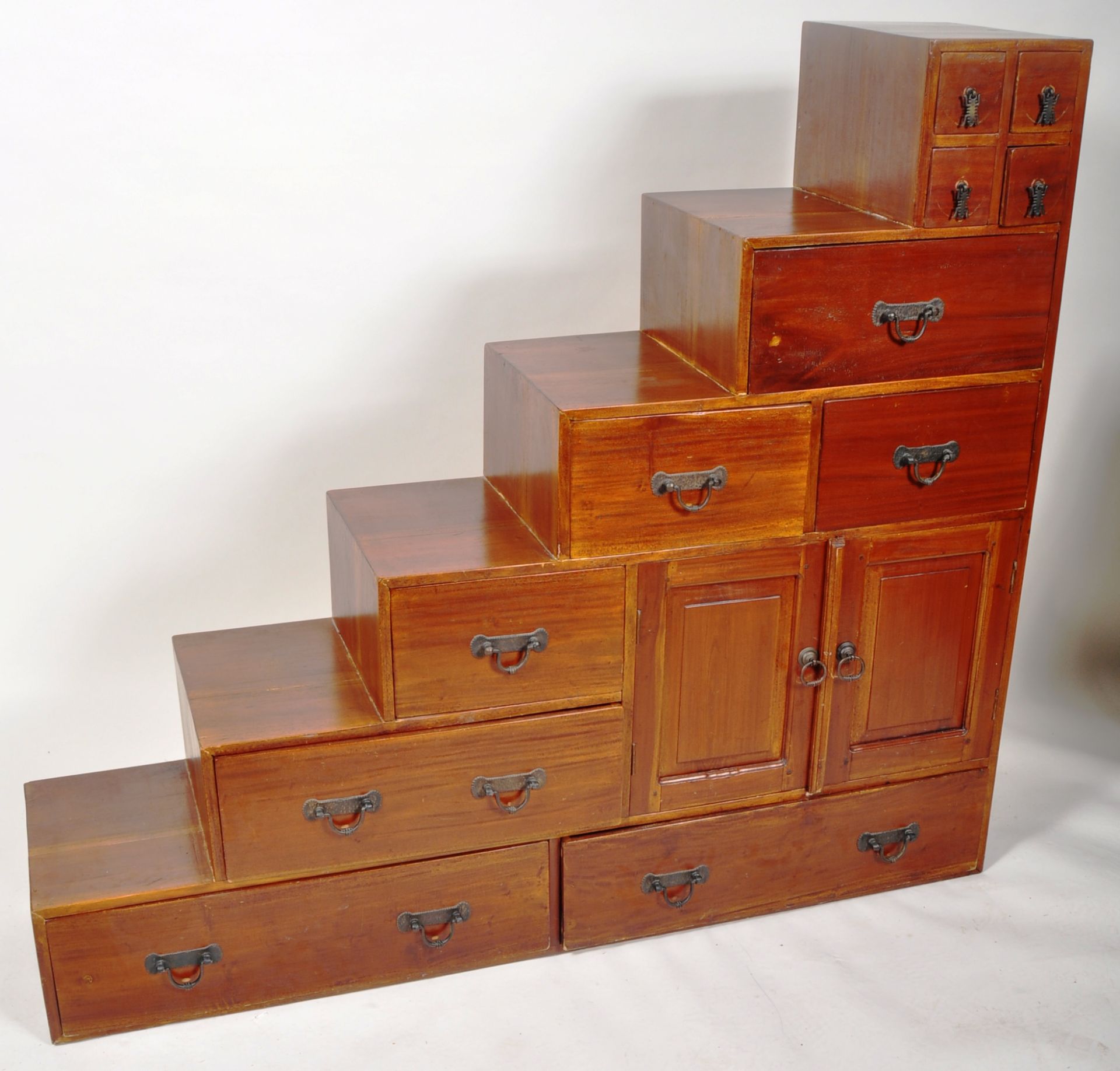 CONTEMPORARY SET OF STAIRS CHEST OF DRAWERS - Image 2 of 9