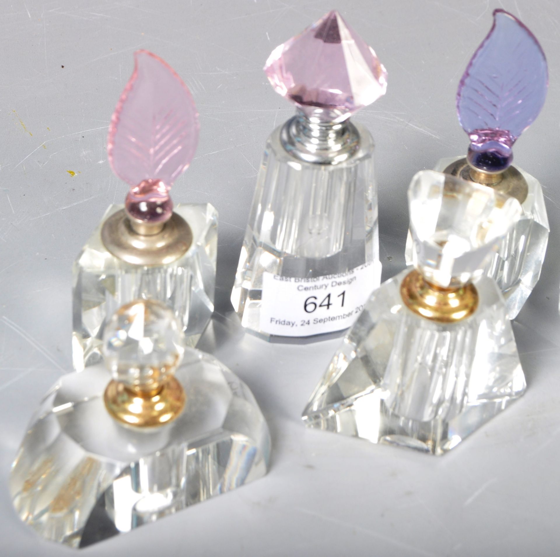 COLLECTION OF ART DECO MANNER CUT GLASS PERFUME BOTTLES - Bild 2 aus 4