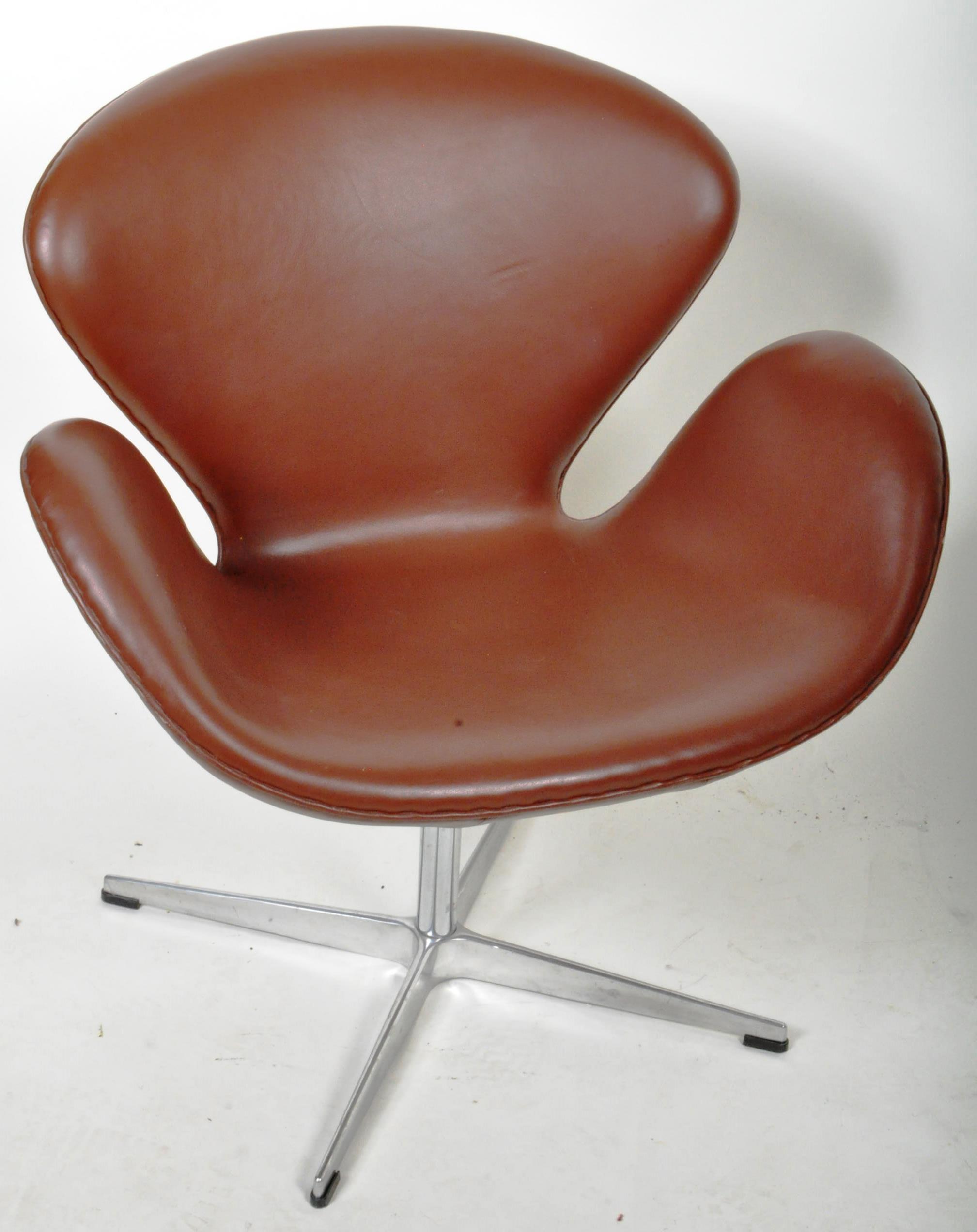 MANNER OF ARNE JACOBSEN - SWAN DESIGN SWIVEL CHAIR - Image 3 of 6