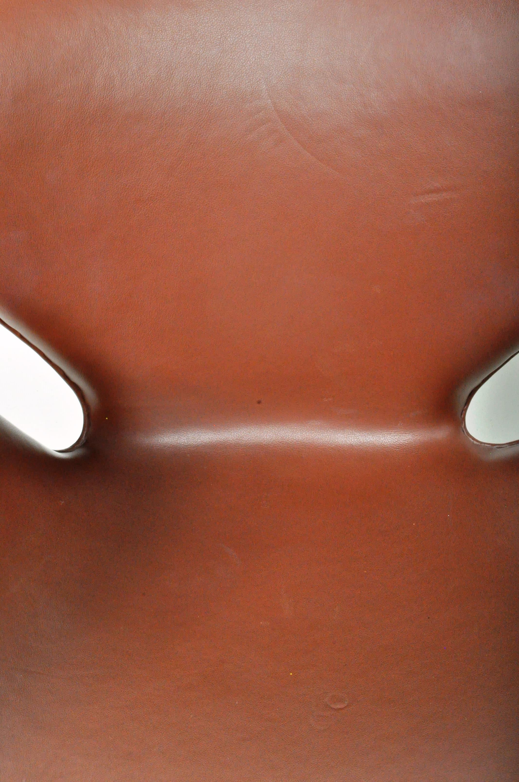 MANNER OF ARNE JACOBSEN - SWAN DESIGN SWIVEL CHAIR - Image 4 of 6