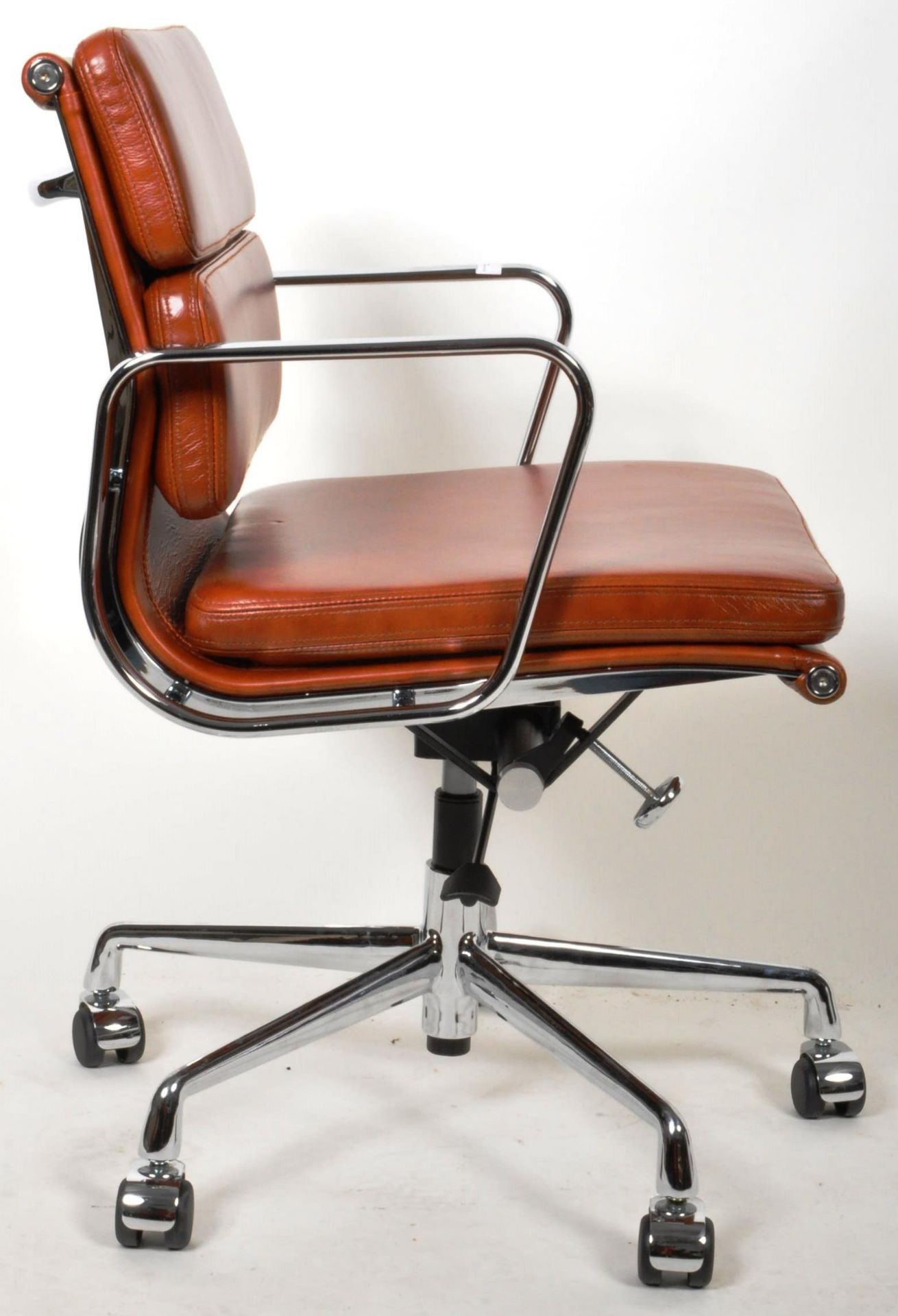 MANNER OF EAMES - CONTEMPORARY SOFT PAD OFFICE CHAIR - Image 4 of 5