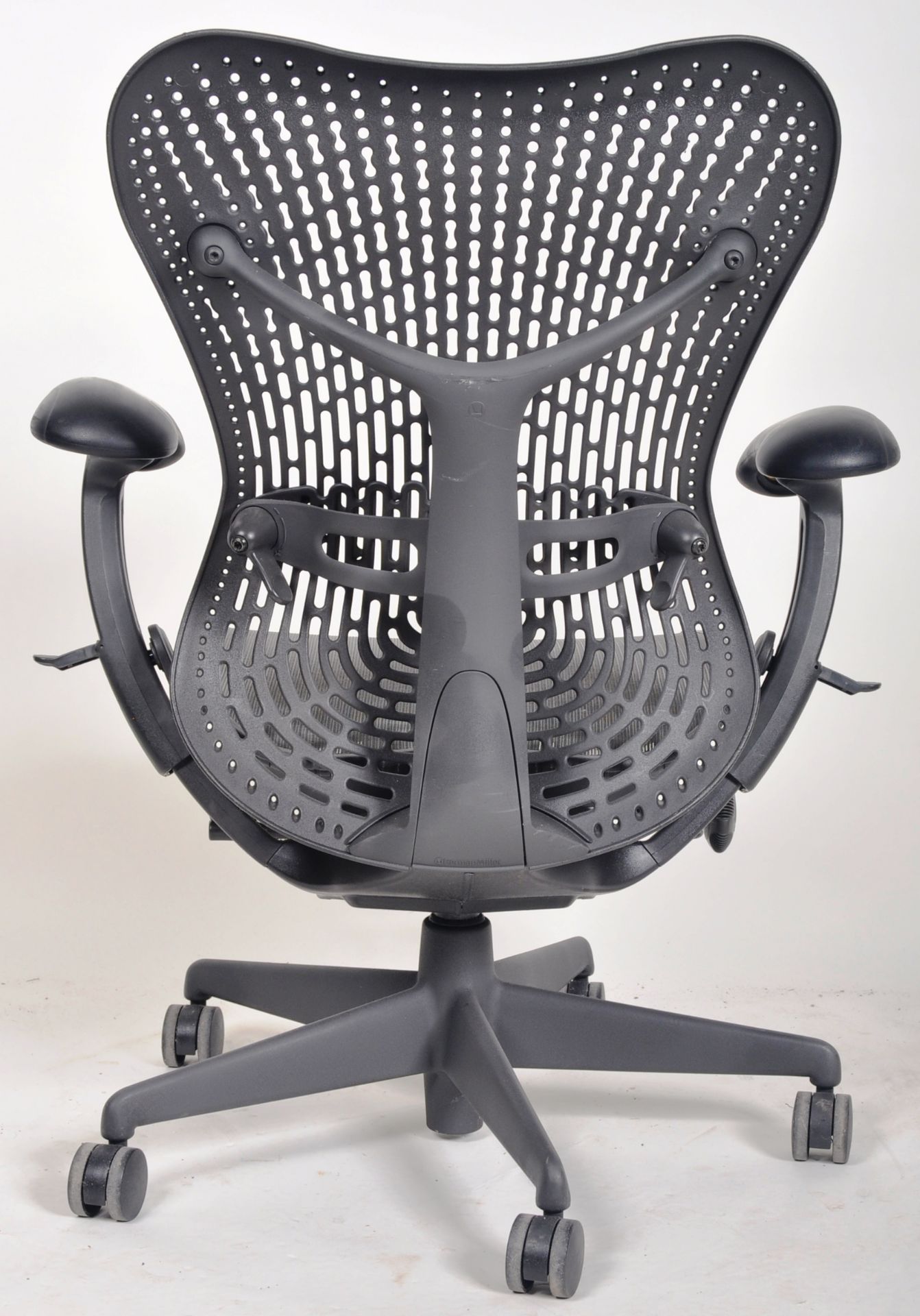 HERMAN MILLER MIRRA 2 SWIVEL DESK CHAIR BY STUDIO 7.5 - Image 4 of 4