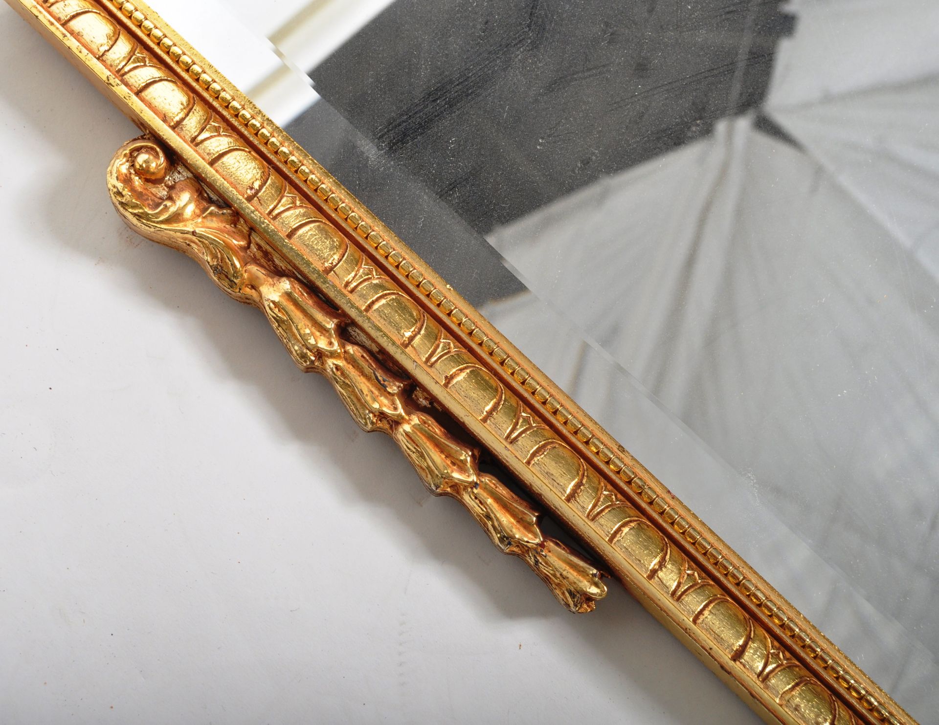 CONTEMPORARY GILT FRAMED HANGING MIRROR - Image 4 of 6