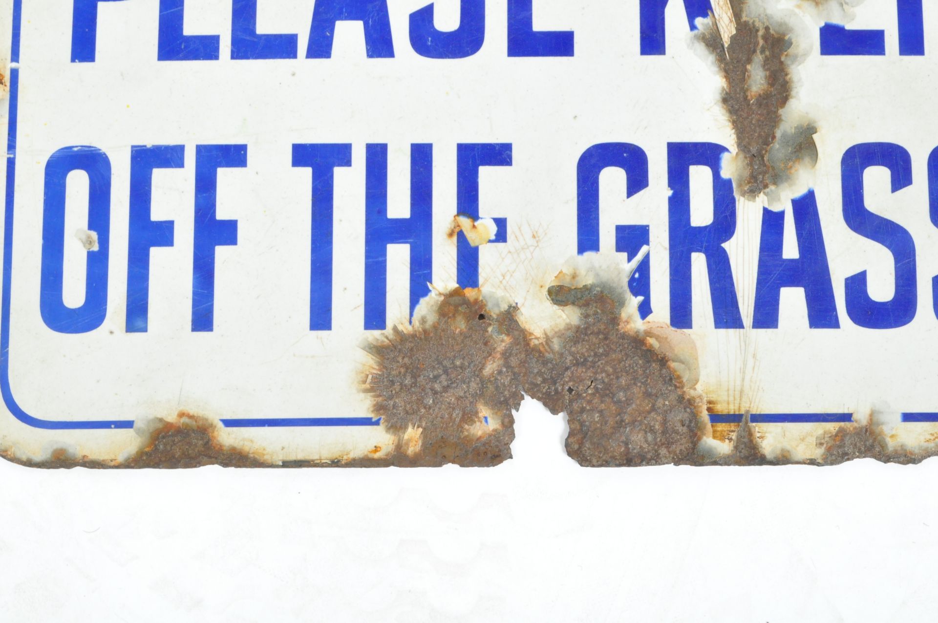 KEEP OFF THE GRASS VINTAGE BLUE AND WHITE ENAMEL SIGN - Image 5 of 9