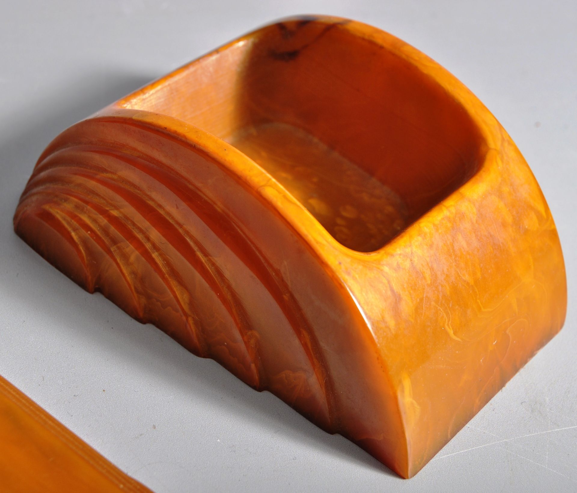 CARVACRAFT - TWO ART DECO DESKTOP BUTTERSCOTCH BAKELITE DESK ITEMS - Image 4 of 9