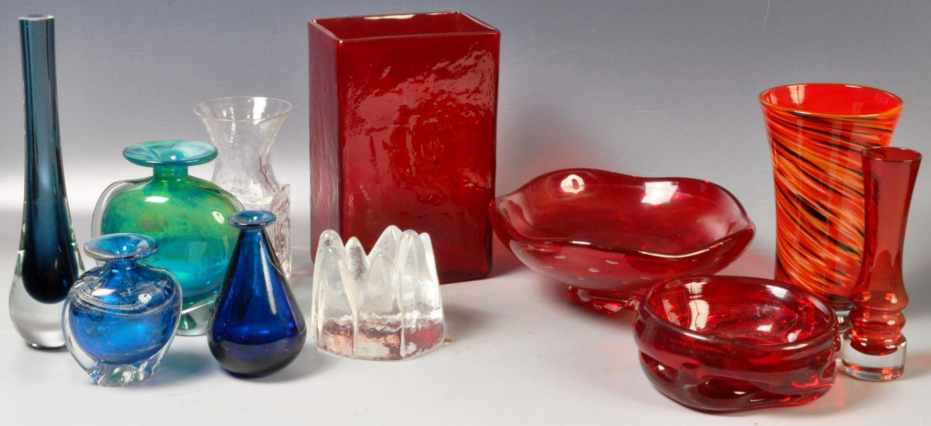 MIXED COLLECTION OF STUDIO ART GLASS VASE INCLUDING MEDINA