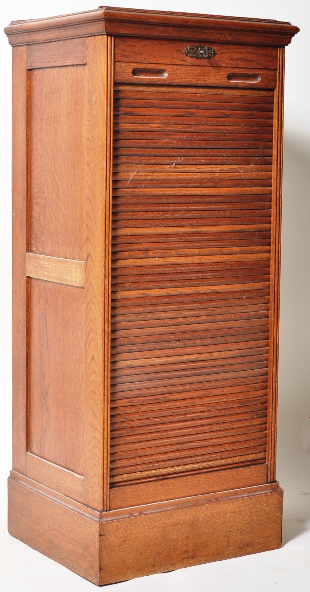 EARLY 20TH CENTURY VINTAGE OAK TAMBOUR FRONTED CABINET - Image 7 of 7