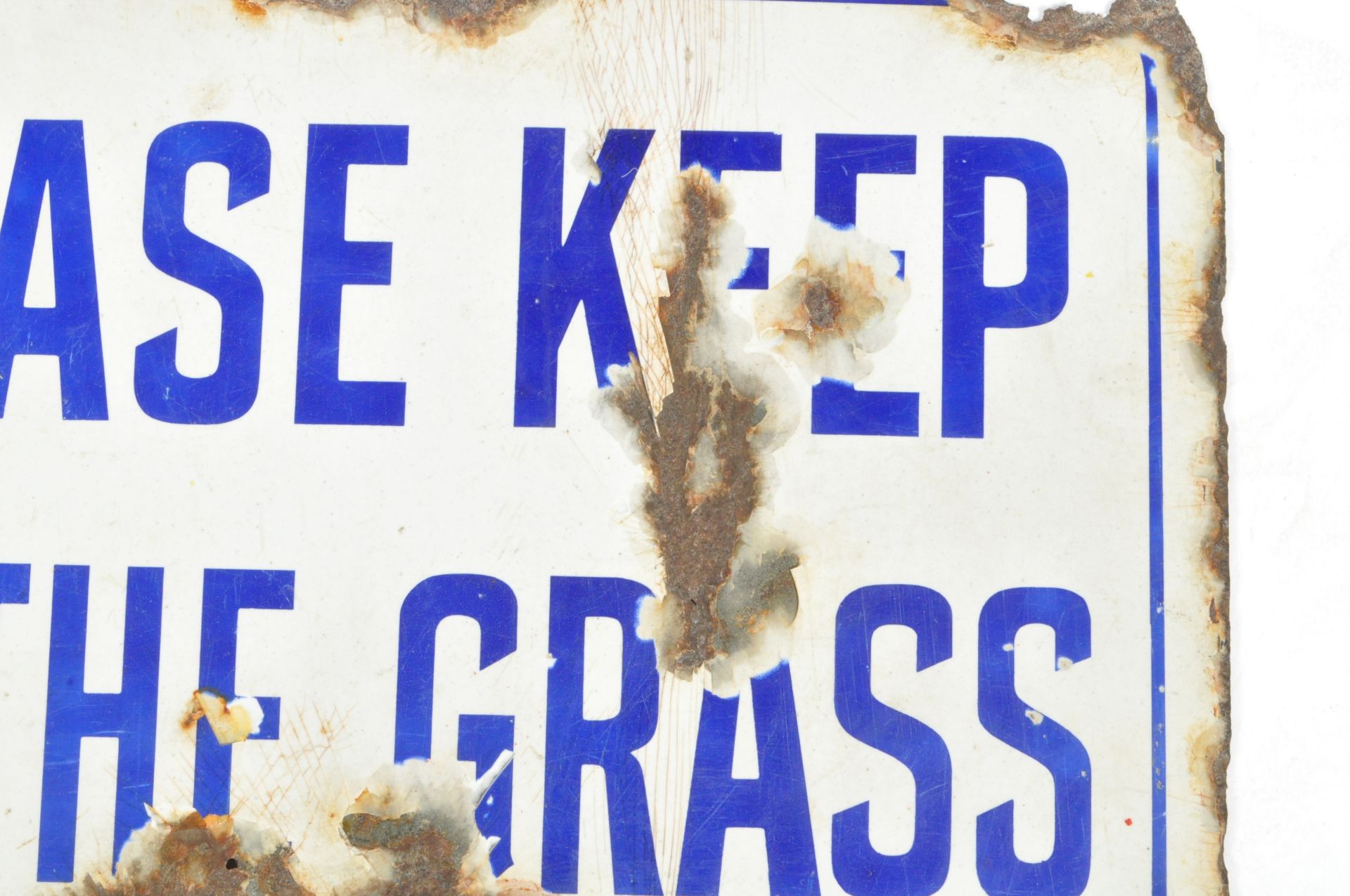 KEEP OFF THE GRASS VINTAGE BLUE AND WHITE ENAMEL SIGN - Image 3 of 9
