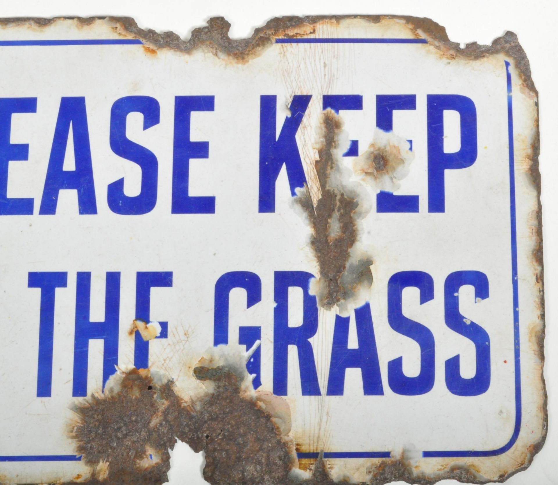 KEEP OFF THE GRASS VINTAGE BLUE AND WHITE ENAMEL SIGN - Image 2 of 9