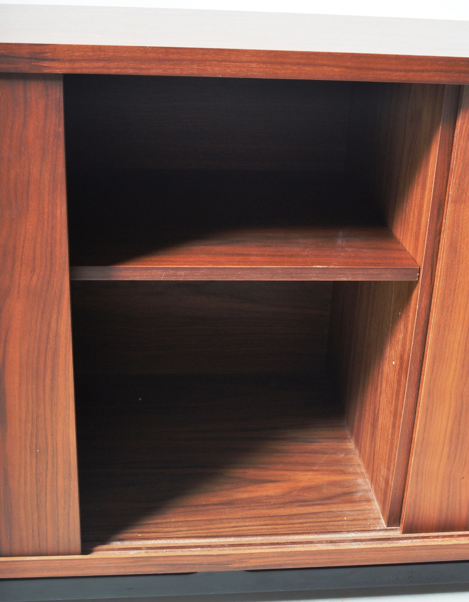 CONTEMPORARY 21ST CENTURY AMERICAN WALNUT SIDEBOARD CREDENZA - Image 5 of 7