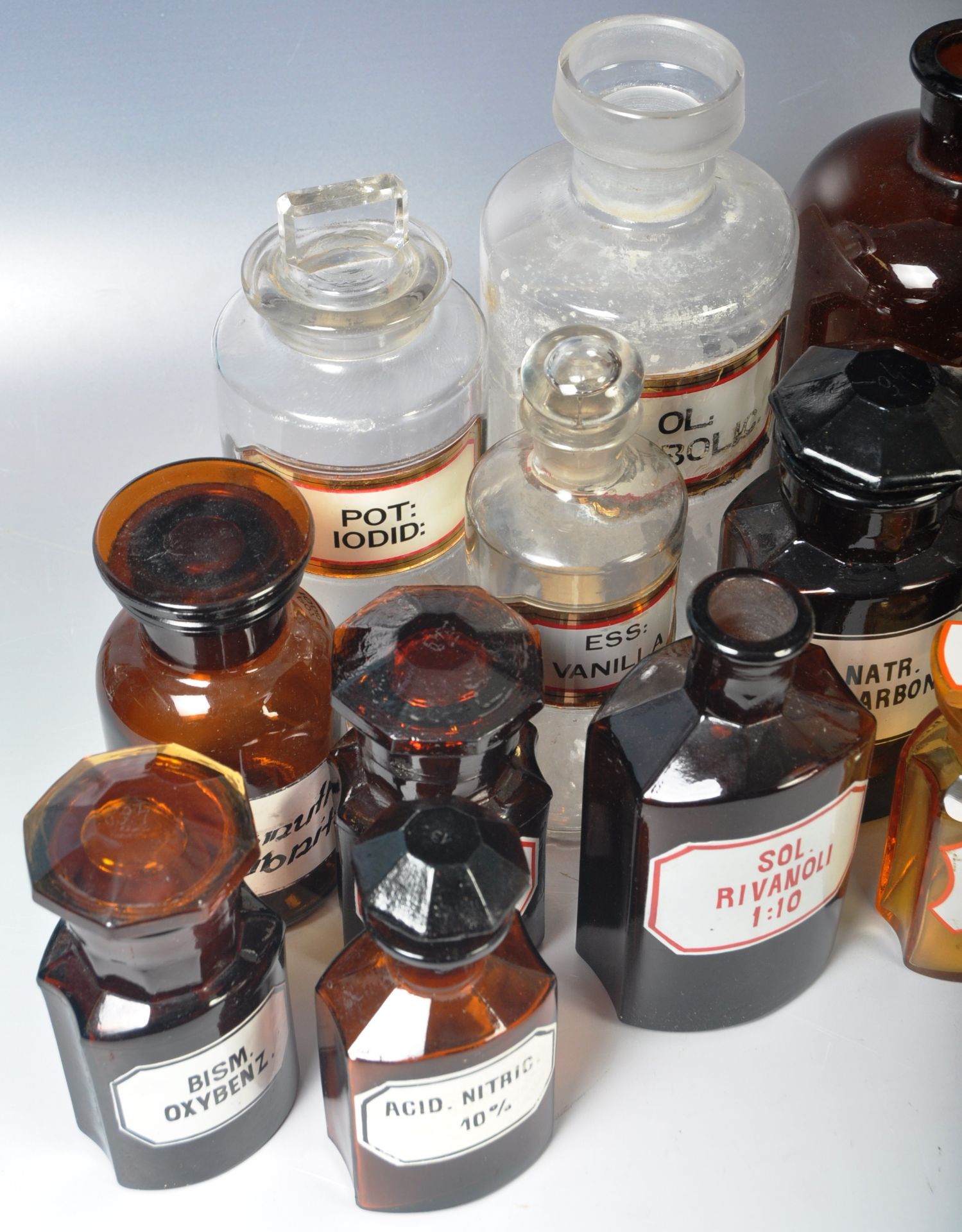 COLLECTION OF 19TH CENTURY AND LATER APOTHECARY BOTTLES / JARS - Image 2 of 5
