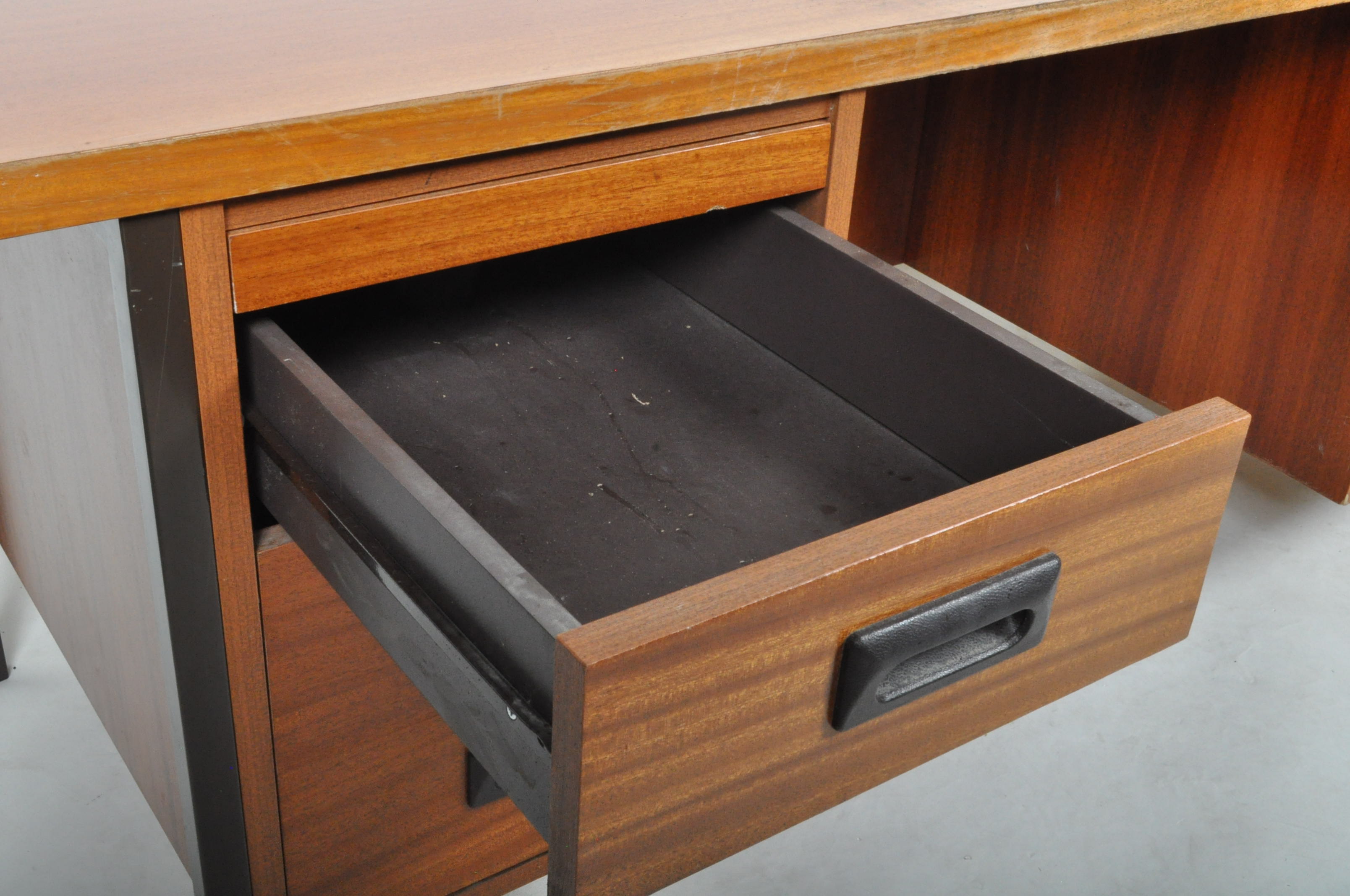 20TH CENTURY 1970'S RETRO TEAK TWIN PEDESTAL OFFICE DESK - Image 4 of 6