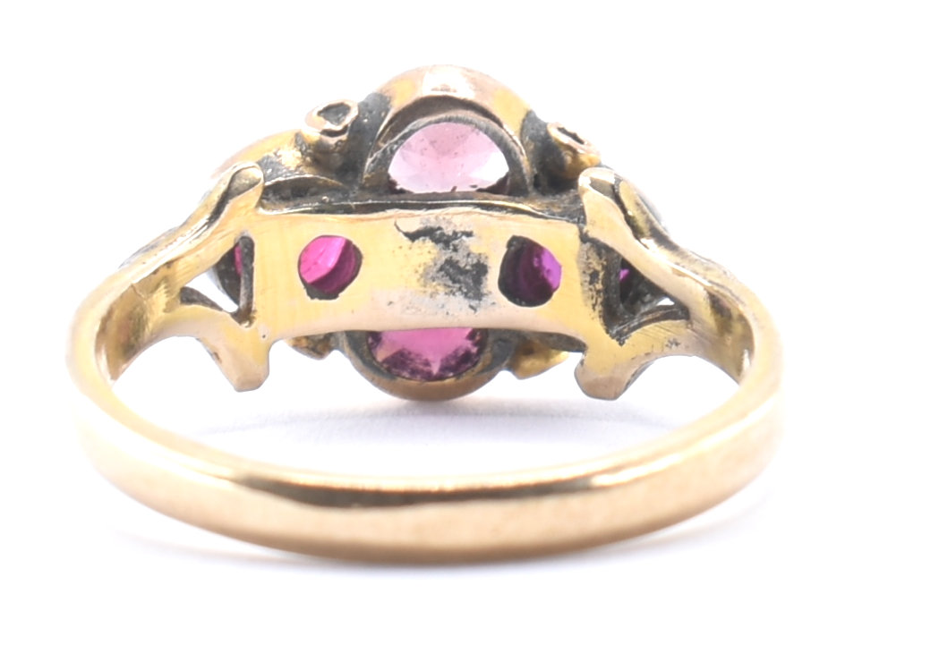 AN 18CT GOLD CLUSTER FOUR STONE RING - Image 6 of 8