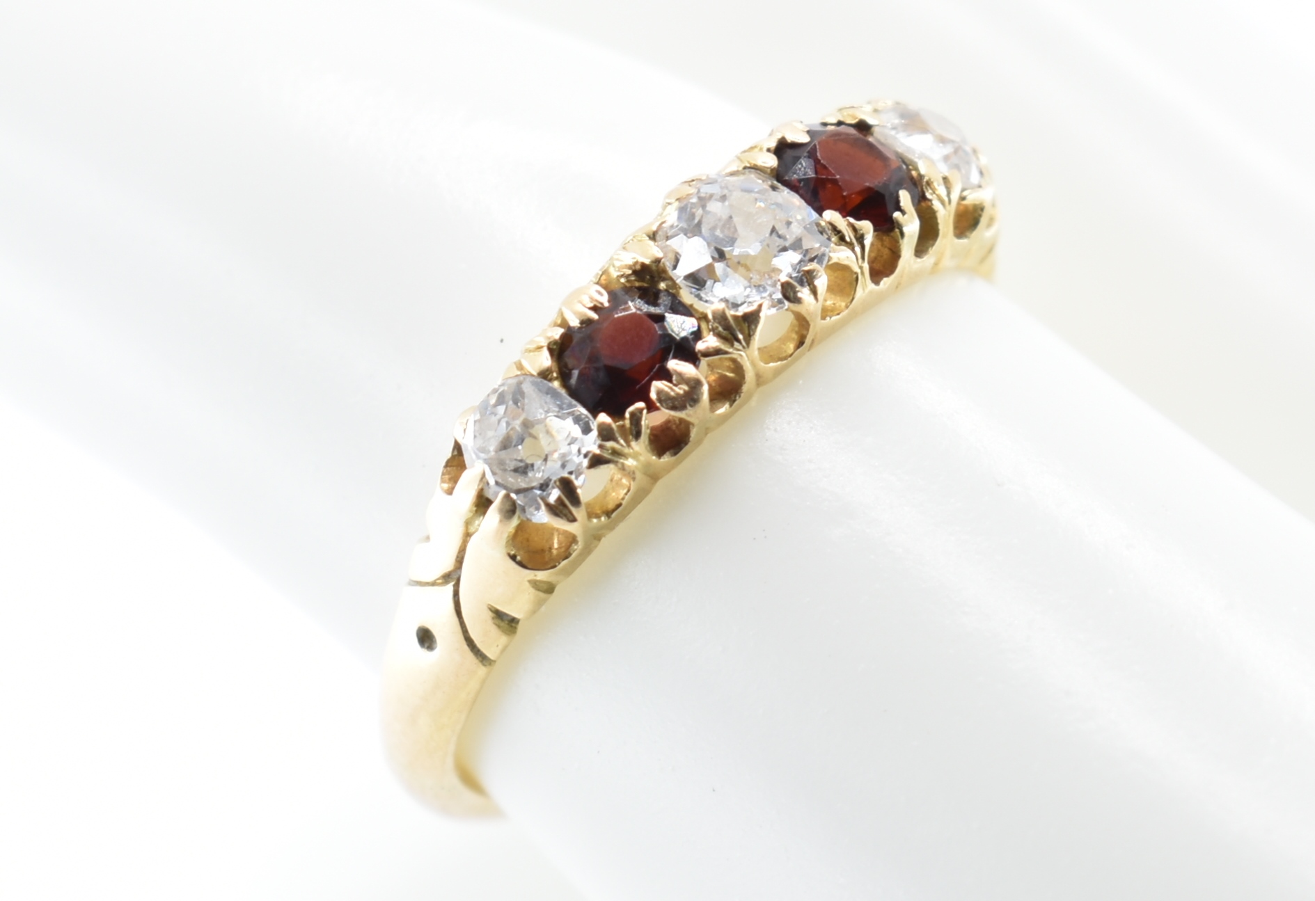 18CT GOLD DIAMOND & GARNET FIVE STONE RING - Image 8 of 8