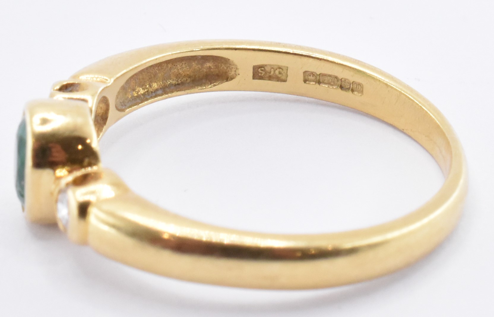 18CT GOLD EMERALD & DIAMOND RING - Image 3 of 5