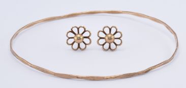 9CT GOLD BANGLE BRACELET & FLORAL EARRINGS