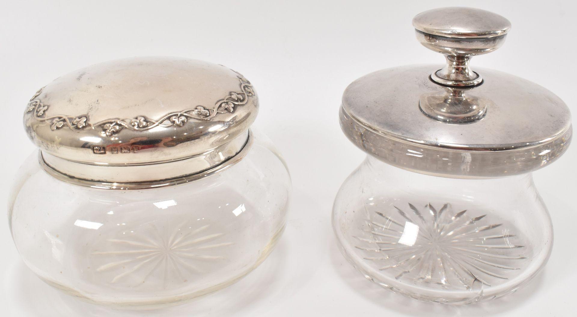 COLLECTION OF SILVER EARLY 20TH CENTURY VANITY ITEMS - Bild 5 aus 7