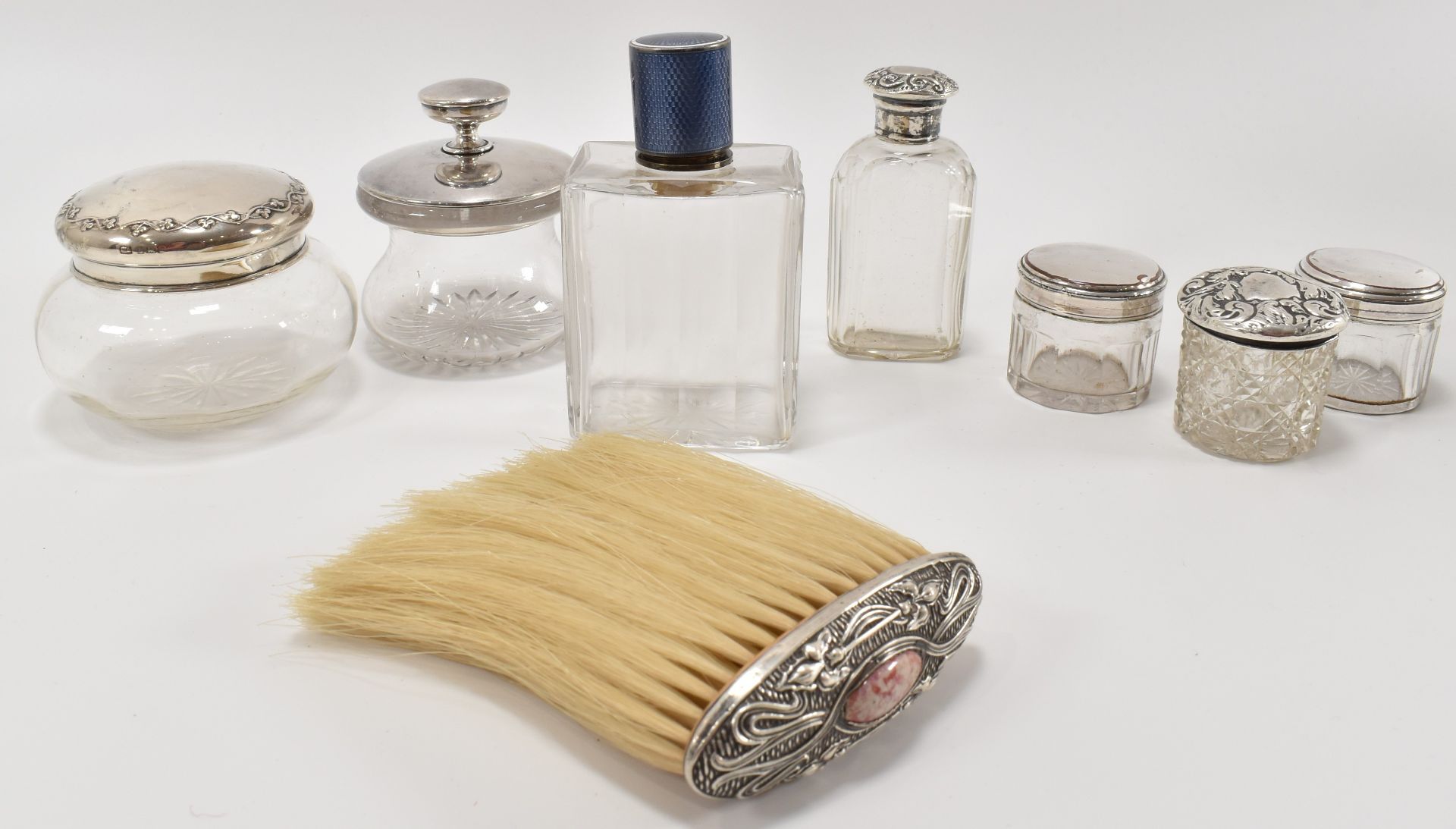 COLLECTION OF SILVER EARLY 20TH CENTURY VANITY ITEMS - Bild 2 aus 7