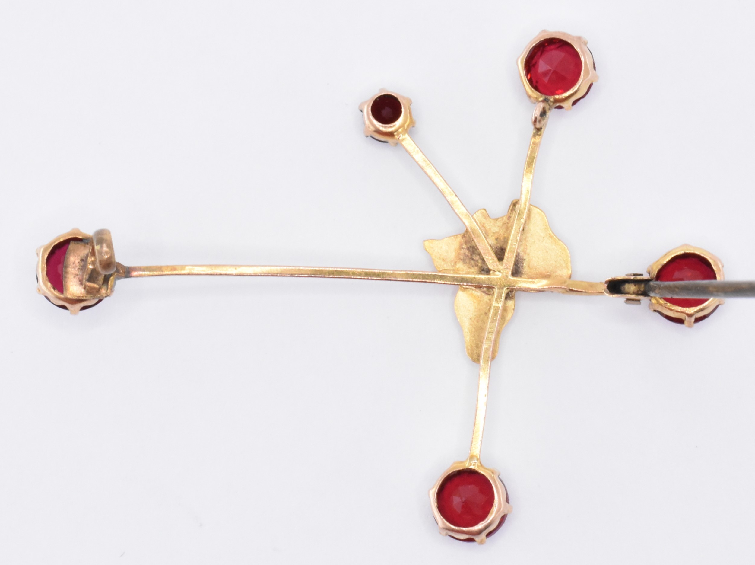 9CT GOLD & RED STONE AFRICA BROOCH - Image 4 of 4