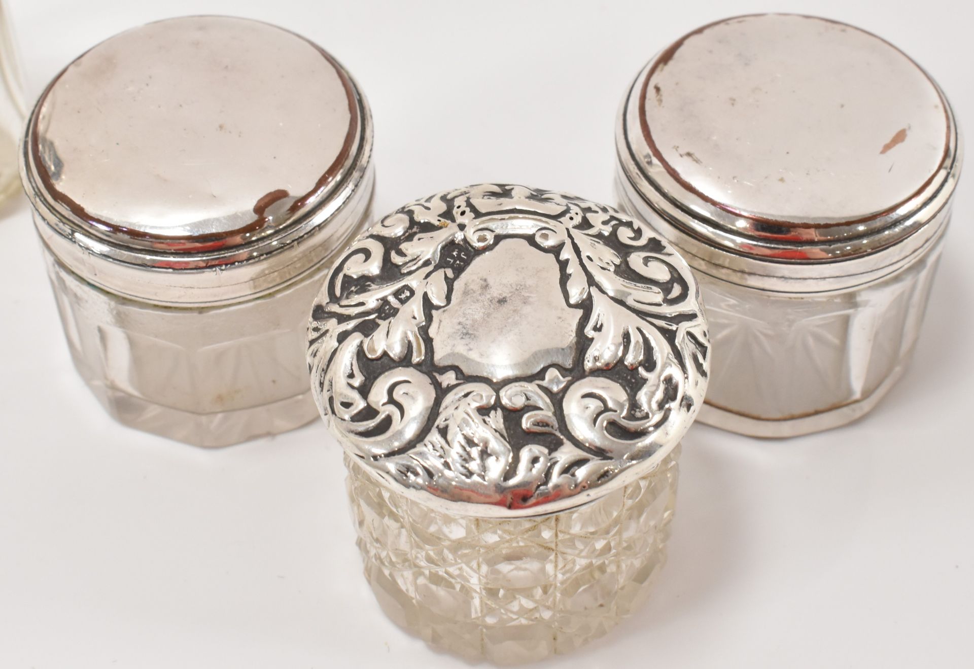 COLLECTION OF SILVER EARLY 20TH CENTURY VANITY ITEMS - Bild 7 aus 7