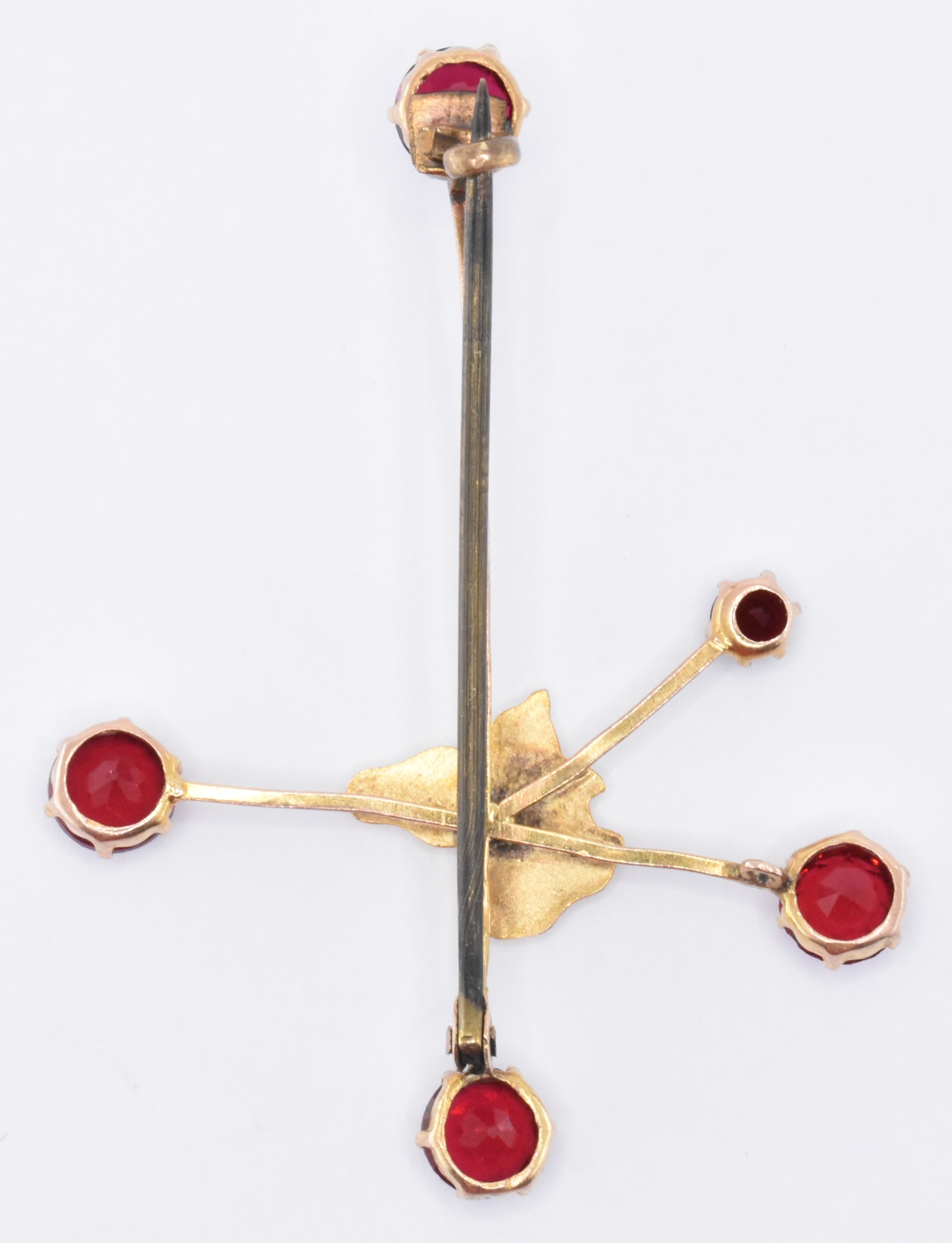 9CT GOLD & RED STONE AFRICA BROOCH - Image 3 of 4