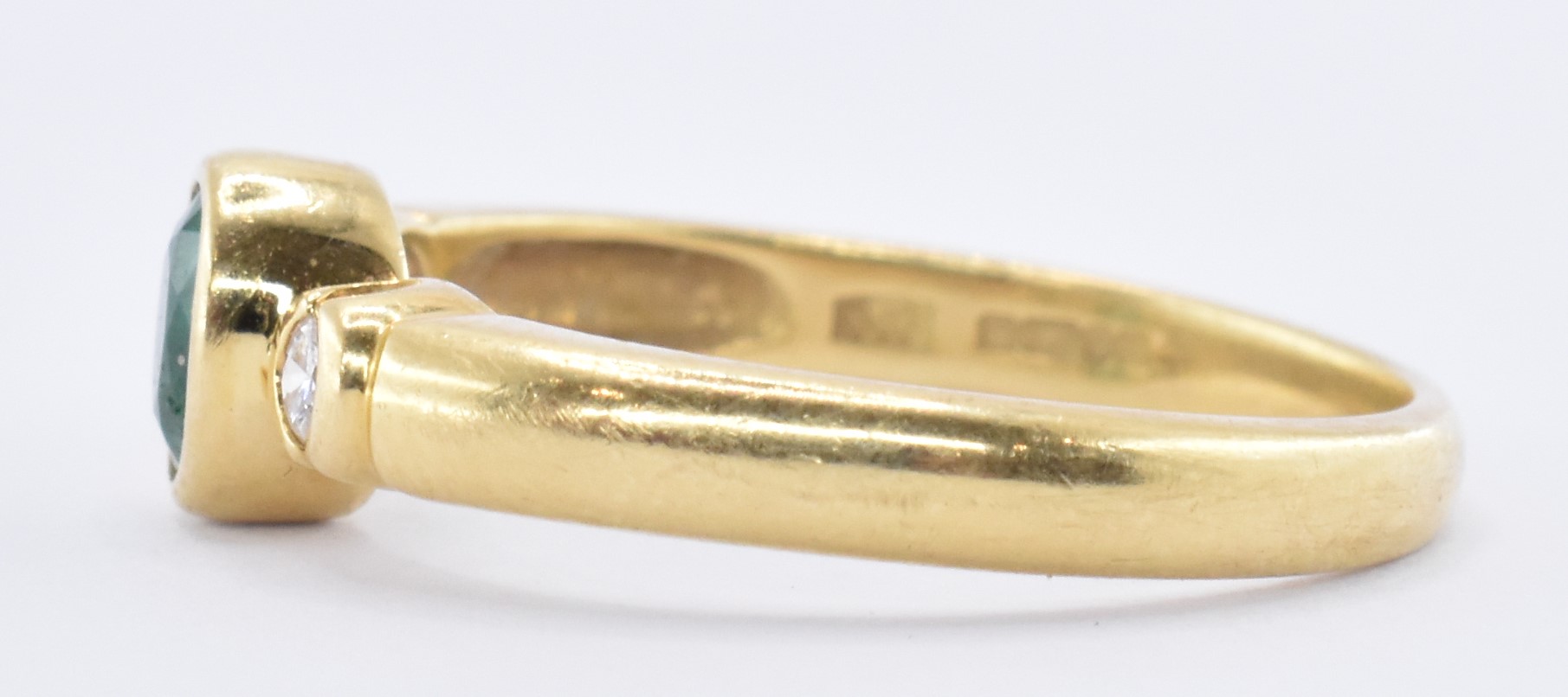 18CT GOLD EMERALD & DIAMOND RING - Image 2 of 5