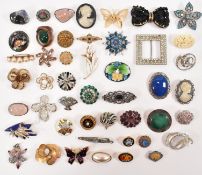 COLLECTION OF VINTAGE BROOCHES