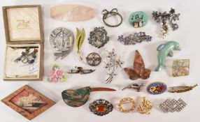 ASSORTMENT OF MID CENTURY BROOCHES