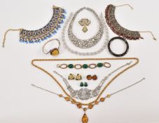 ASSORTMENT OF VINTAGE COSTUME JEWELLERY