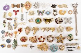 GROUP OF VINTAGE BROOCHES