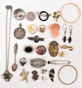 COLLECTION OF VINTAGE COSTUME JEWELLERY.