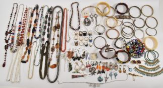 ASSORTMENT OF VINTAGE COSTUME JEWELLERY