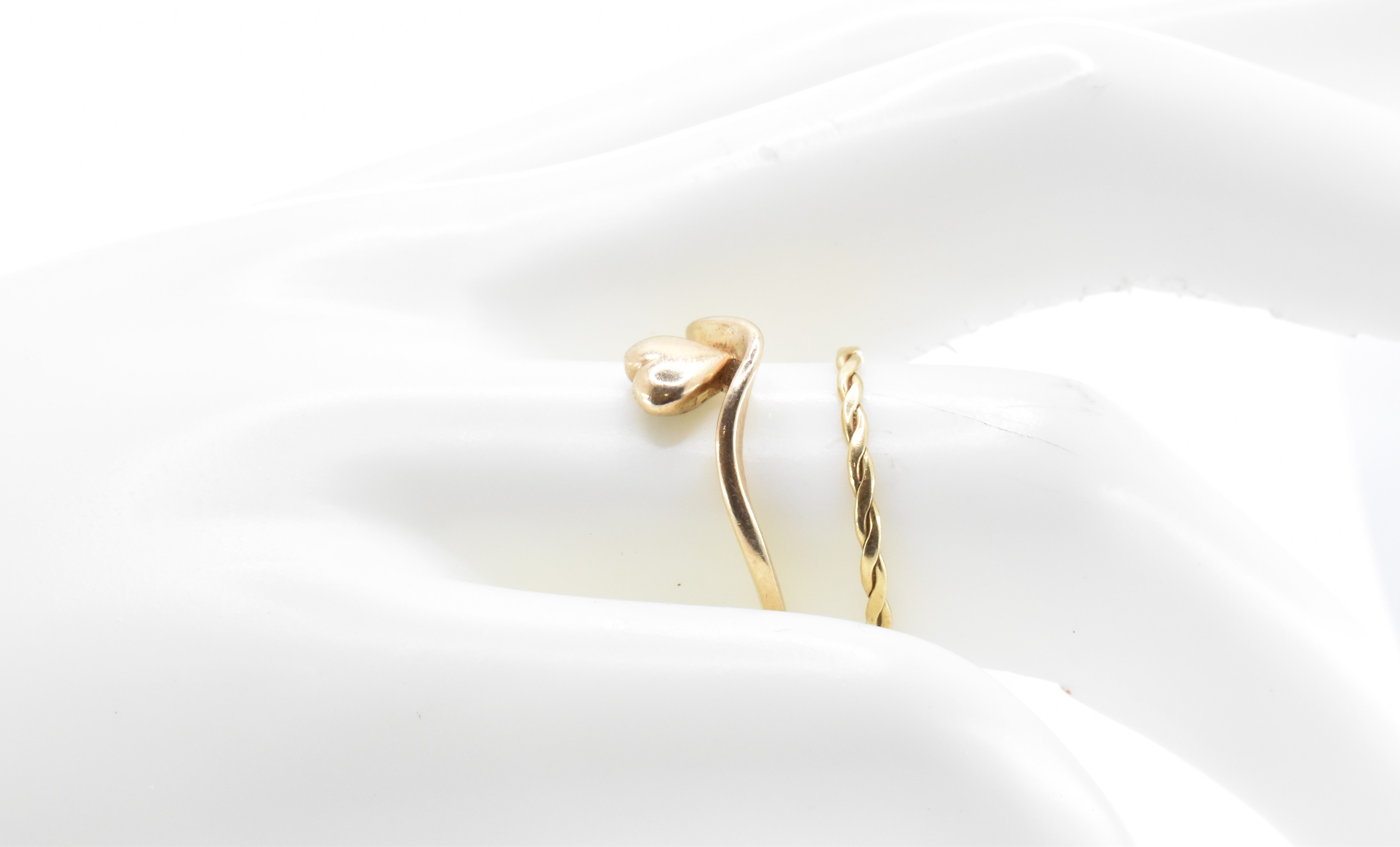 9CT GOLD HEART RING & 14CT GOLD ROPE TWIST RING - Image 6 of 7