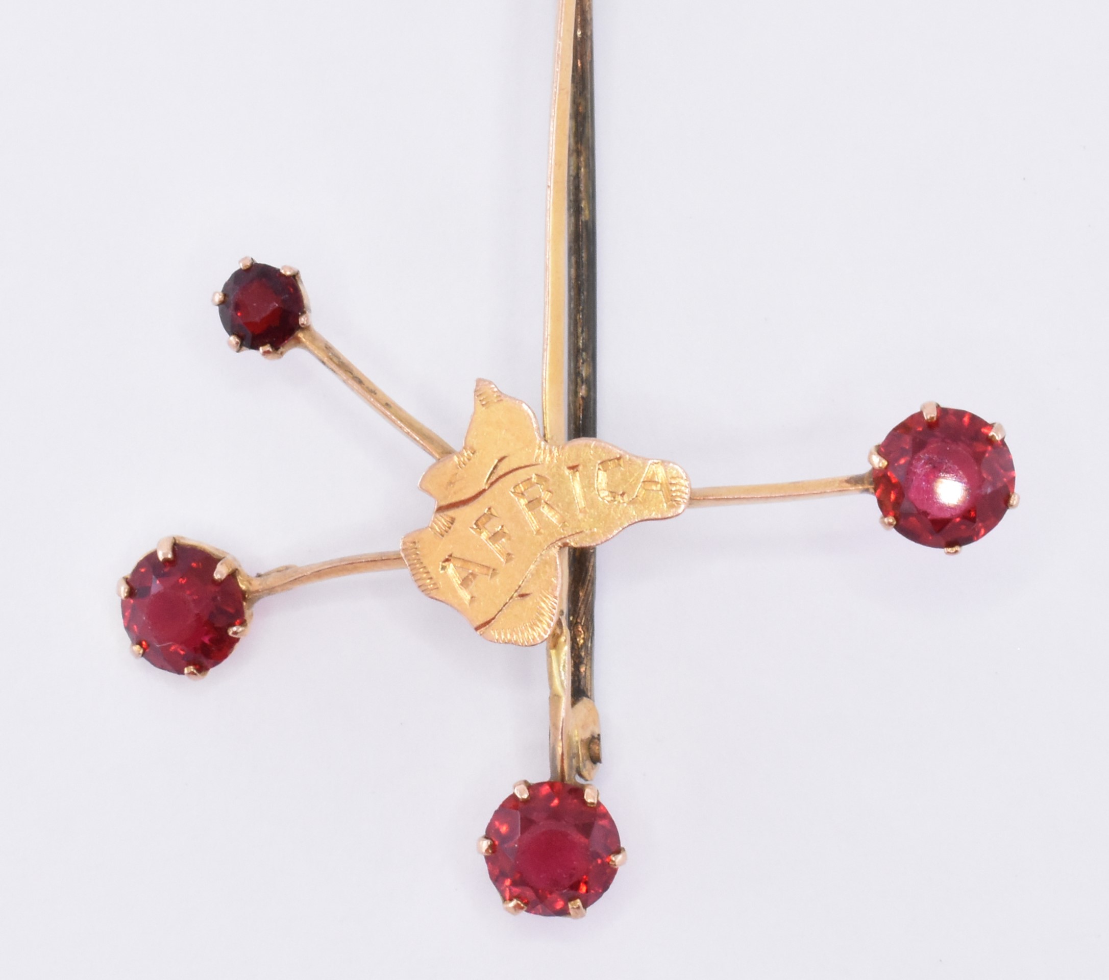 9CT GOLD & RED STONE AFRICA BROOCH - Image 2 of 4