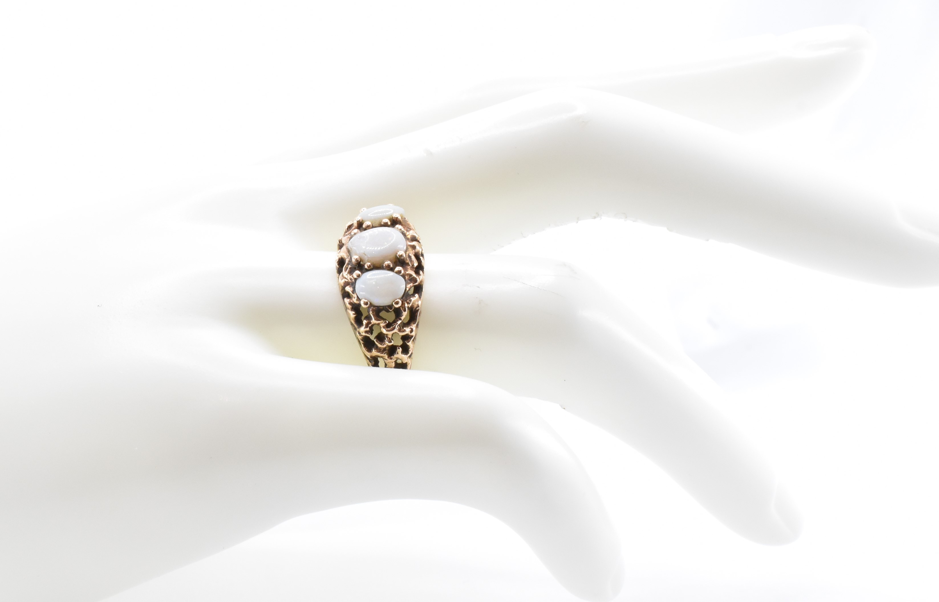 9CT GOLD & OPAL THREE STONE RING - Image 6 of 7