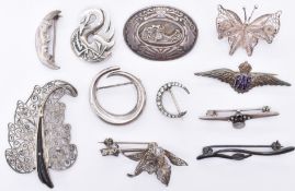 ASSORTMENT OF SILVER BROOCHES INCLUDING OLA GORIE