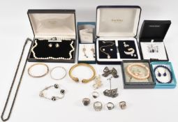 ASSORTMENT OF SILVER, GOLD & OTHER JEWELLERY