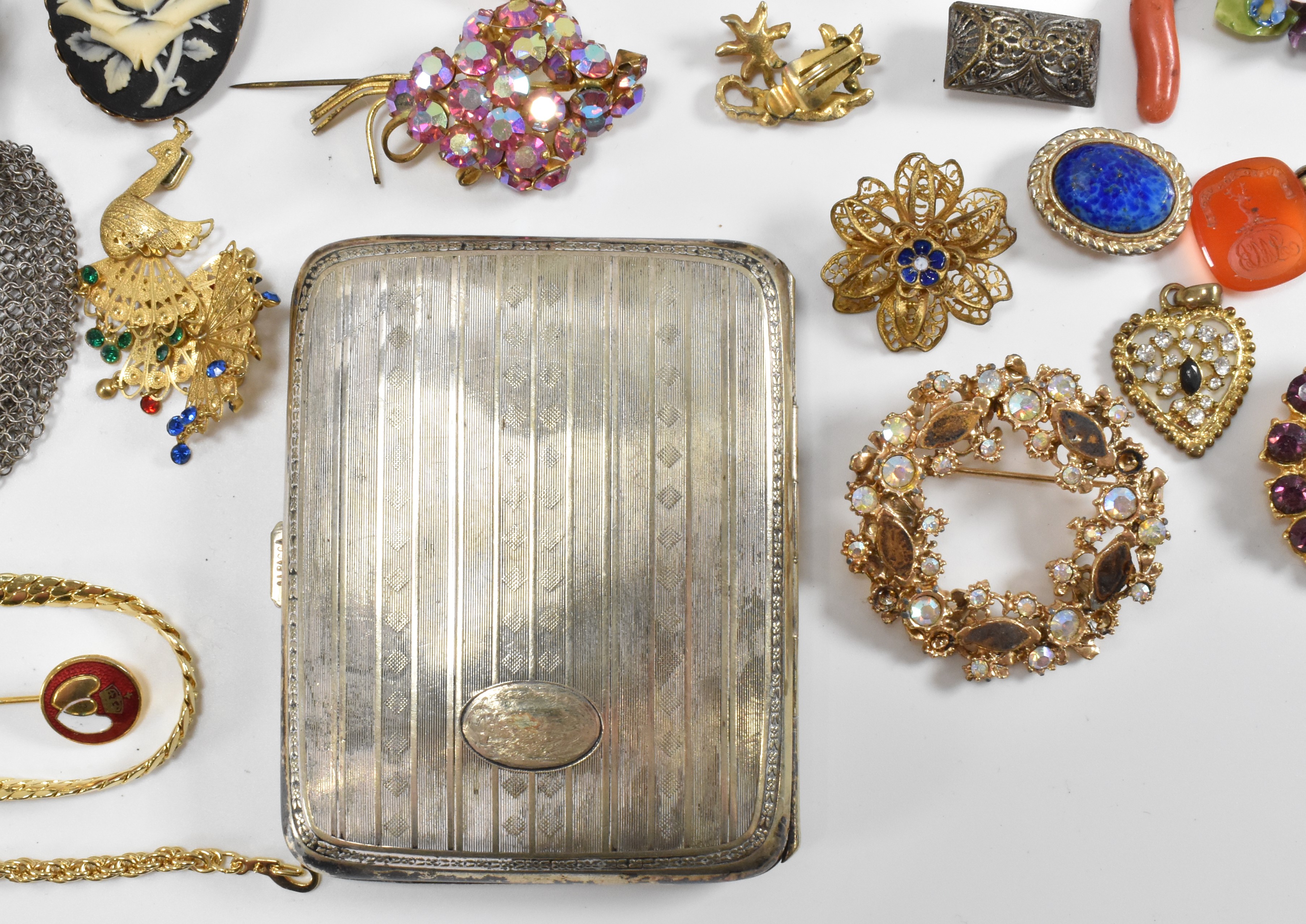 COLLECTION OF VINTAGE COSTUME JEWELLERY - Image 8 of 20