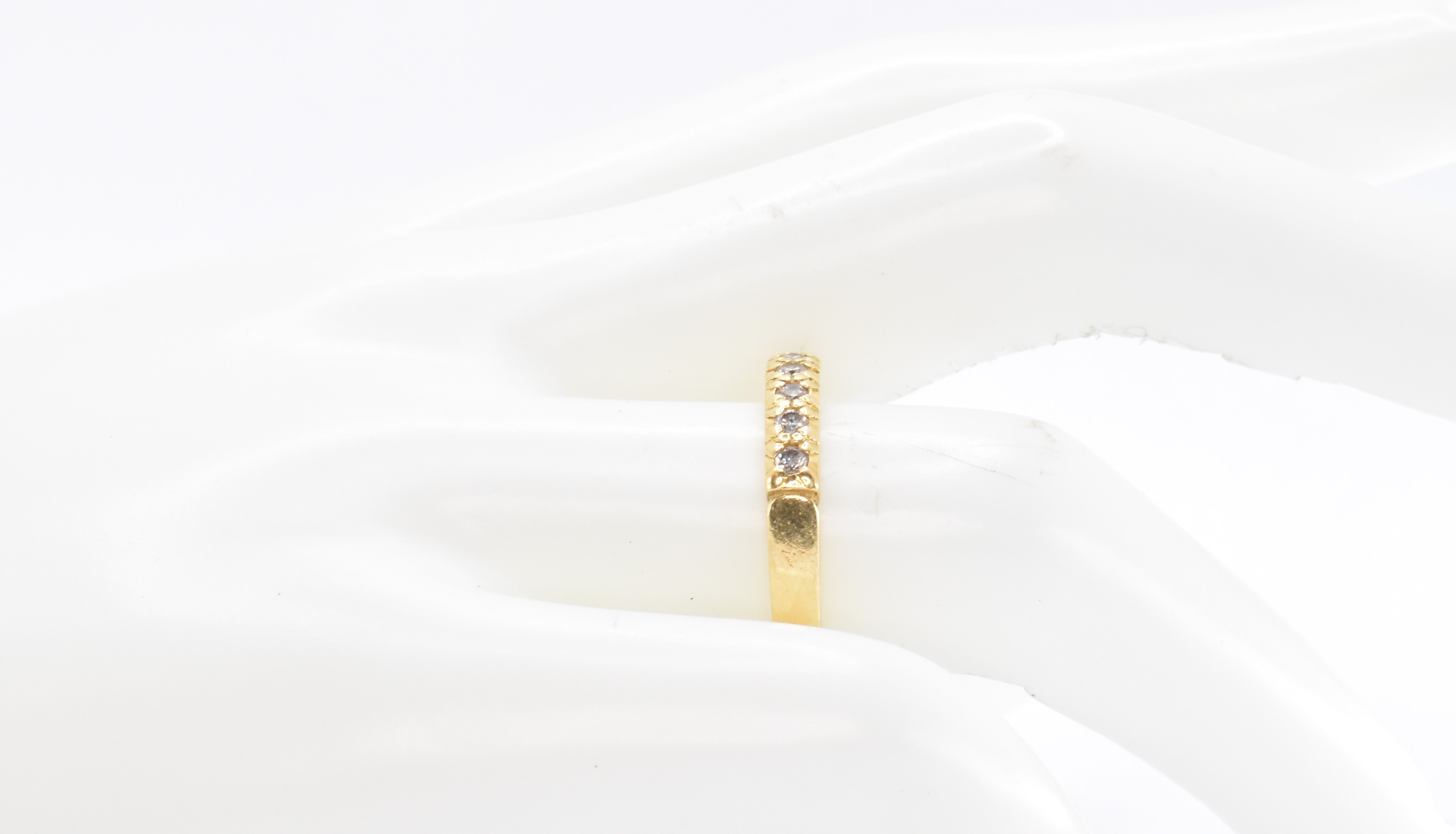 18CT GOLD & DIAMOND SEVEN STONE RING - Image 6 of 7