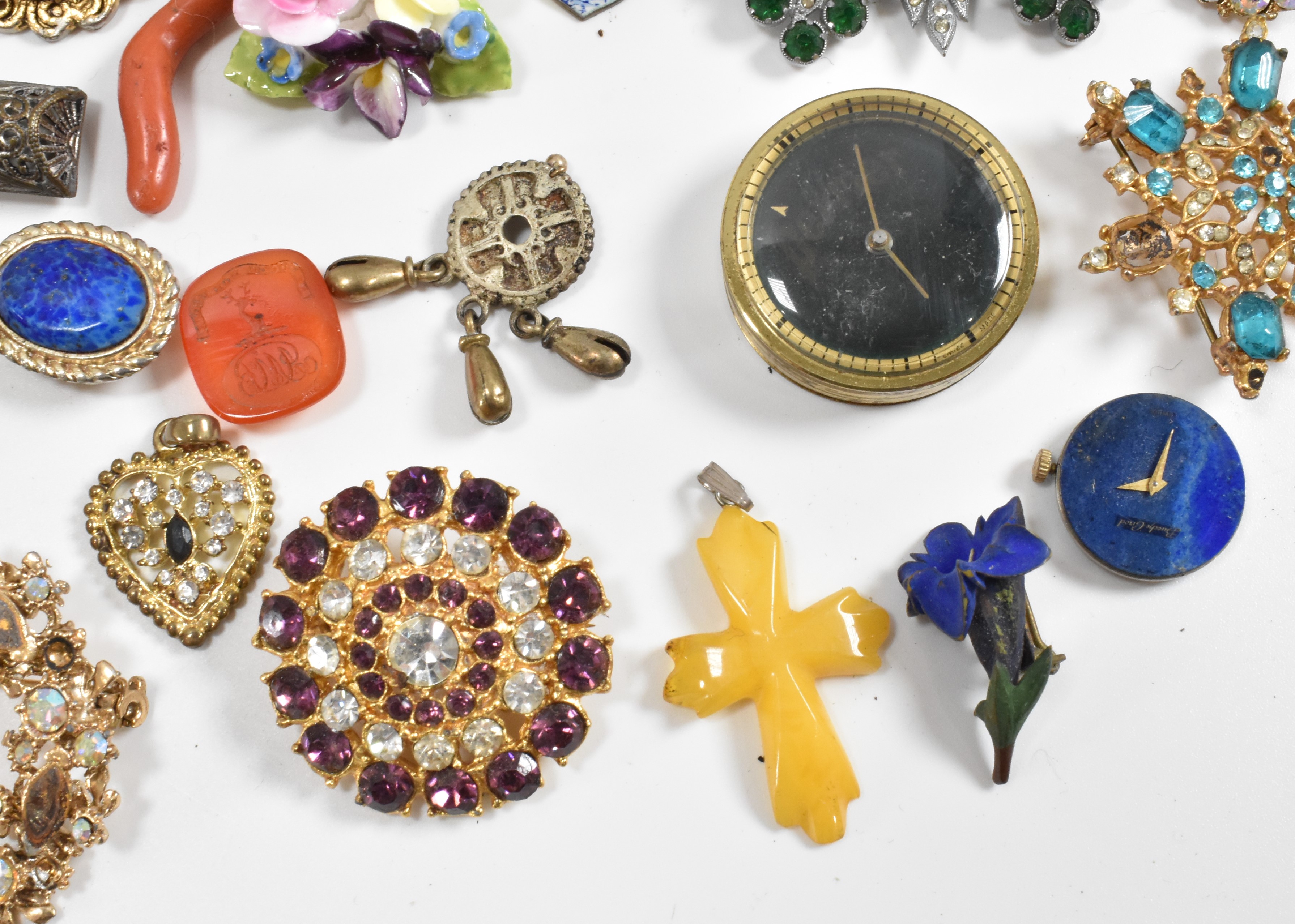 COLLECTION OF VINTAGE COSTUME JEWELLERY - Image 10 of 20