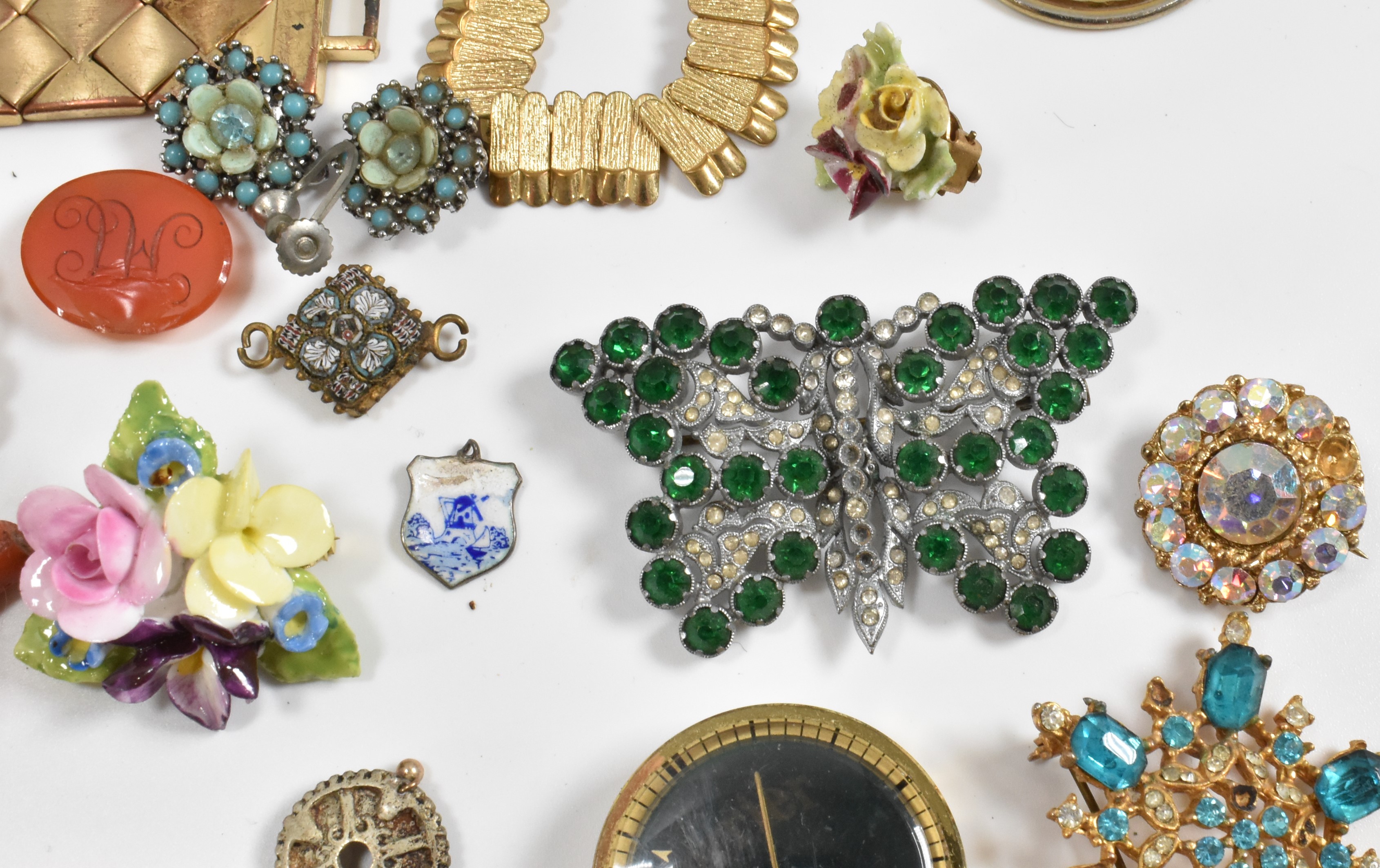 COLLECTION OF VINTAGE COSTUME JEWELLERY - Image 12 of 20