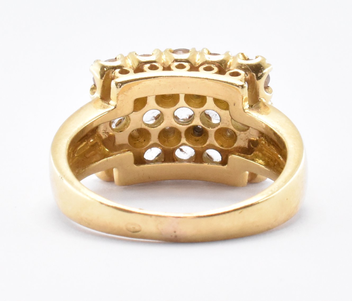 18CT GOLD & DIAMOND CLUSTER RING - Image 3 of 7