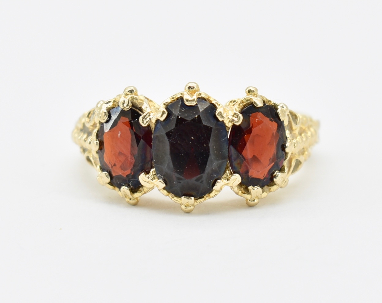 HALLMARKED 9CT GOLD & GARNET THREE STONE RING