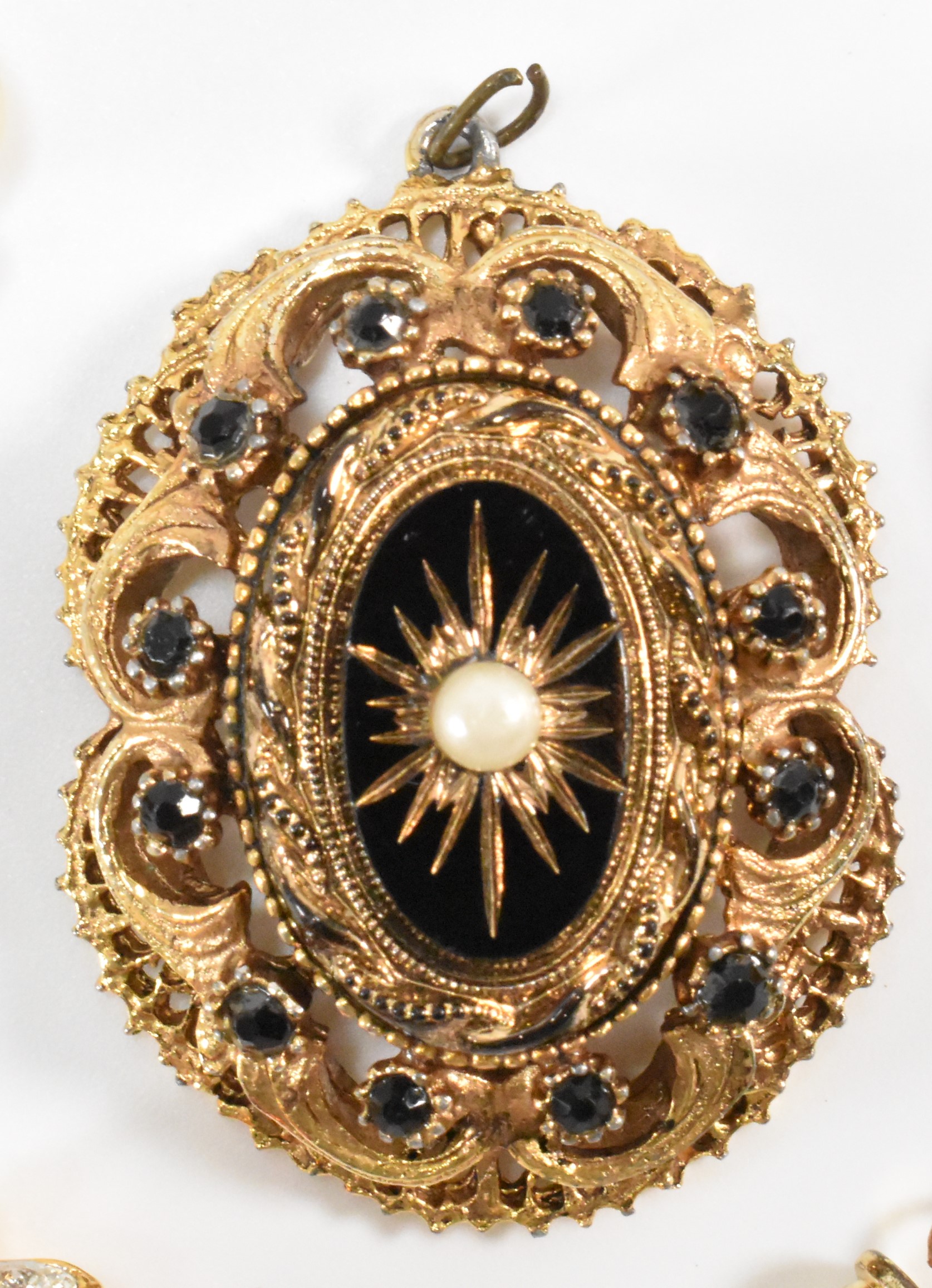 COLLECTION OF VINTAGE COSTUME JEWELLERY - Image 10 of 15