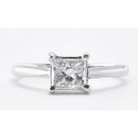 18CT WHITE GOLD & DIAMOND SOLITAIRE RING